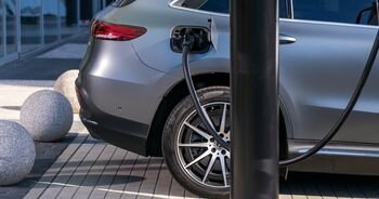 Elektromobilio KASKO tyrimas: įkrovimo laidą aiškiai mini tik 3 iš 6 peržiūrėtų draudikų