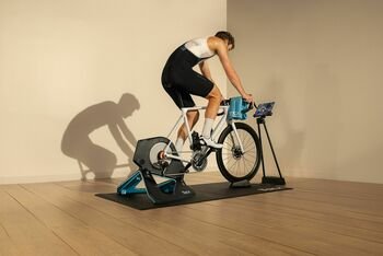 „Garmin“ pristato „Tacx NEO 2T“ – tikroviškesnėms dviračių treniruotėms namuose