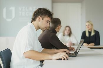 Darbo rinkoje laimi ne tik išmanantys technologijas: ekspertai įvardijo, kas lemia sėkmę