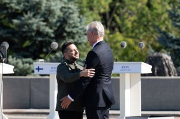 Prezidentas Kijeve: 2022 m. Lietuvoje iškeltos Ukrainos vėliavos plevėsuoja ir šiandien