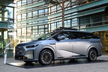Elektrinis „Xpeng X9“ keičia požiūrį į automobilyje praleidžiamą laiką: Lietuvoje jau galima išbandyti naująjį septynvietį „erdvėlaivį“