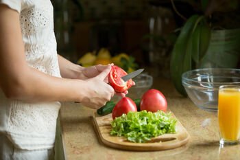 Sveikai maitinatės, sportuojate, bet cholesterolis vis tiek padidėjęs: medikas paaiškino, kodėl taip gali būti ir ko imtis