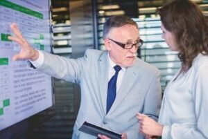 Automatinis atsargų valdymas: kaip DI prognozės apsaugo B2B verslą nuo atsargų trūkumo ir pertekliaus?