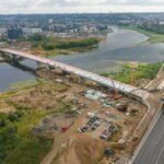 Baigtas svarbus Santakos tilto statybų etapas: plieninė perdanga sujungė upės krantus