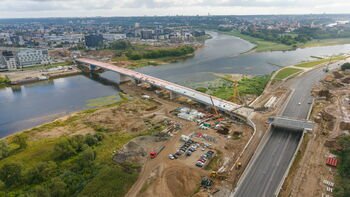 Baigtas svarbus Santakos tilto statybų etapas: plieninė perdanga sujungė upės krantus