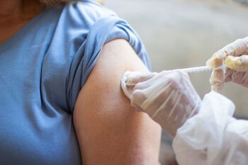 Skiepytis nuo erkinio encefalito niekada ne vėlu: medikai perspėja, kad užsikrėsti galima iki pat vėlyvo rudens