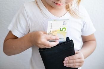 Taupyti, išleisti ar pasidalyti? Kaip vaikui neįdiegti finansinių kraštutinumų