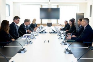 Premjeras: gerindami pareigūnų darbo sąlygas stipriname ir valstybės saugumą