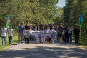 Romų genocido dienos minėjime Vilniuje: romų himnas, atminimo gėlės ir diskusijos