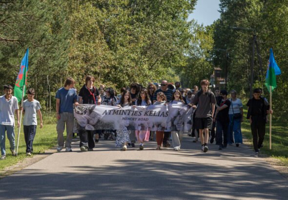Romų genocido dienos minėjime Vilniuje: romų himnas, atminimo gėlės ir diskusijos