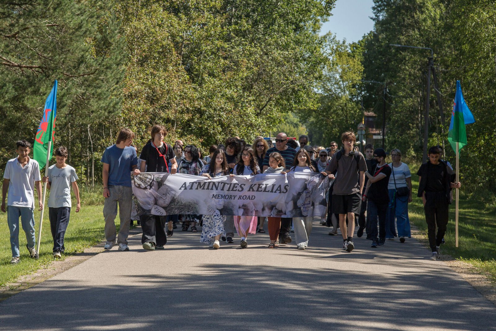 Romų genocido dienos minėjime Vilniuje: romų himnas, atminimo gėlės ir diskusijos