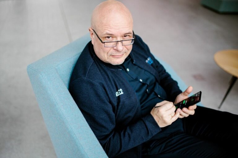 Pirmasis vaiko telefonas prieš mokslo metus: ekspertas įspėja, ko nedaryti