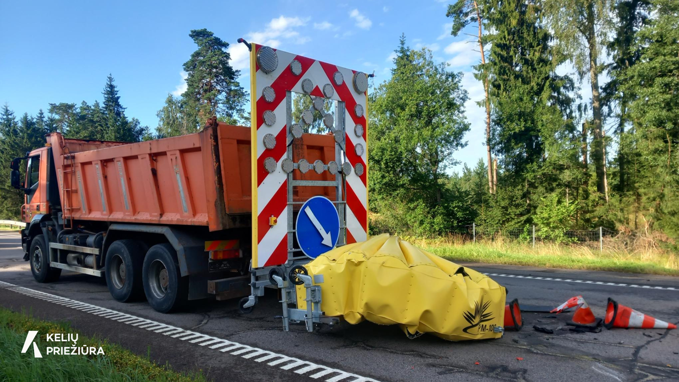 Apgadinti smūgio slopintuvai dar kartą įrodė savo paskirtį: kelininkai ragina neprarasti budrumo