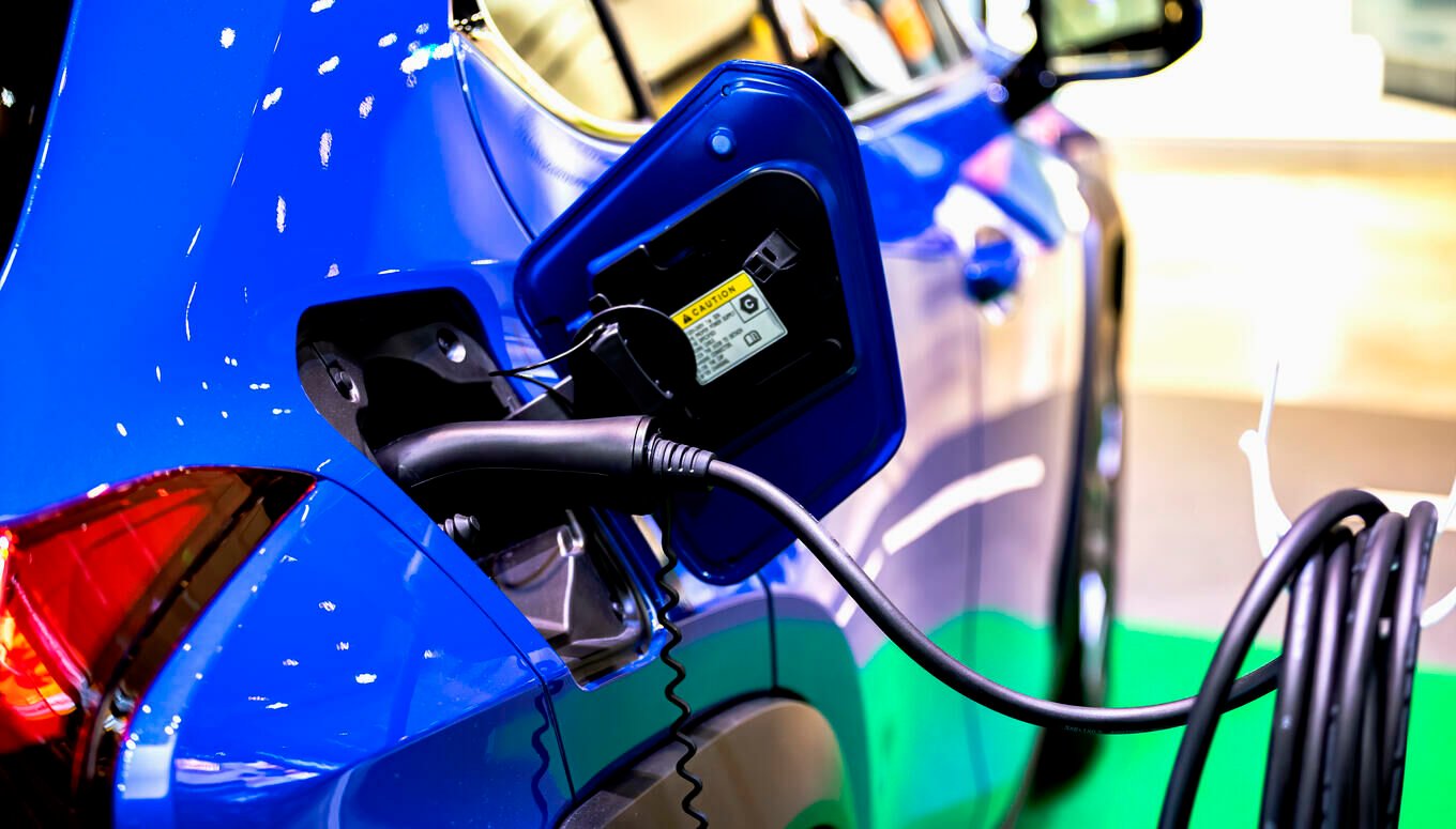 Elektromobilių įkrovimas gali pareikalauti milijardinių investicijų į tinklus – tyrimas atskleidė alternatyvų sprendimą