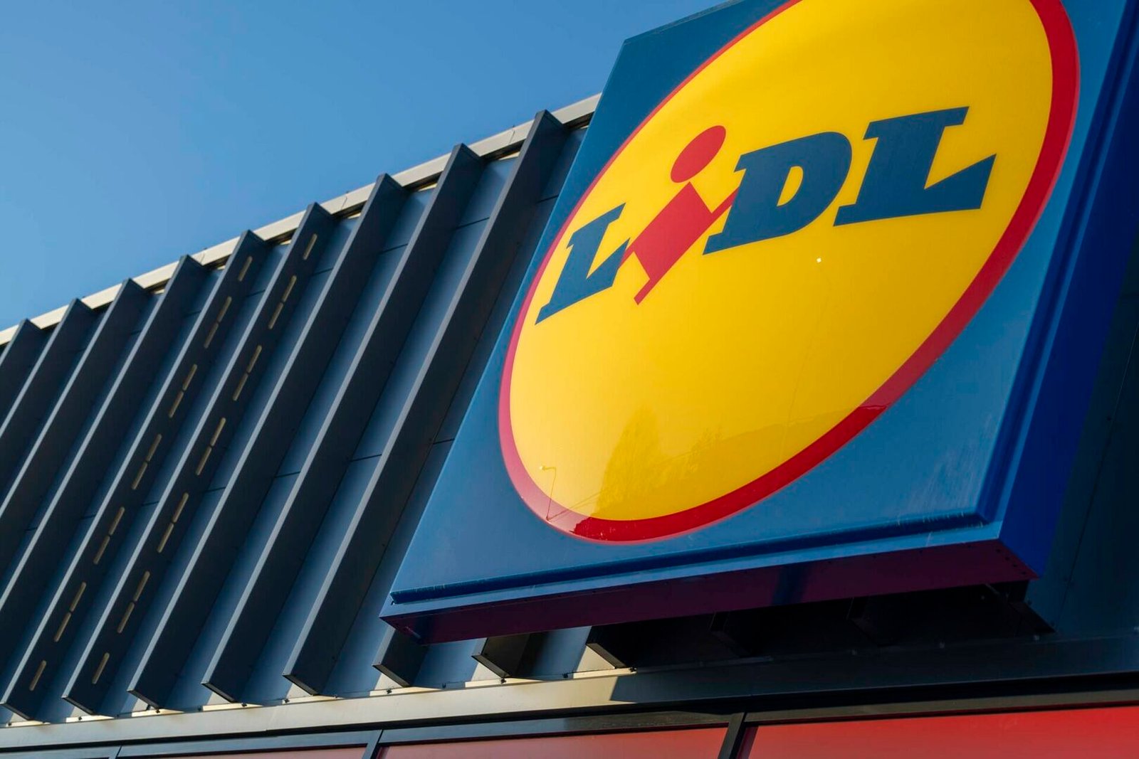 „Lidl Lietuva“ ir toliau moka didžiausius atlyginimus sektoriuje