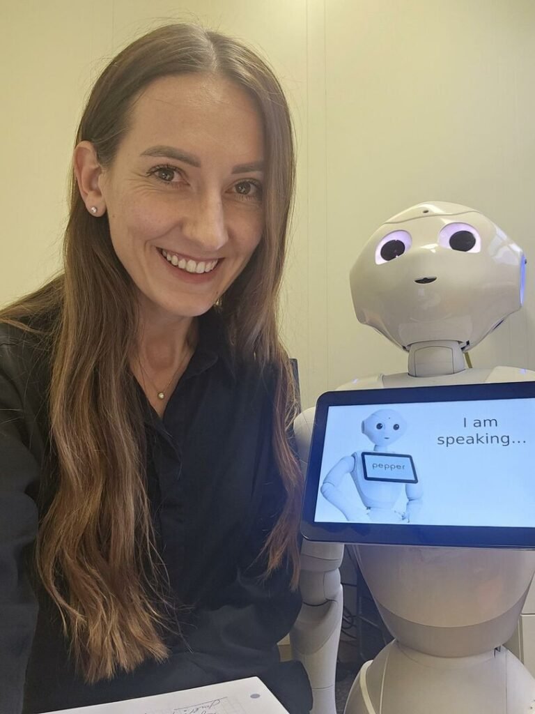 Robotas gali būti ne tik kolega, bet ir vadovas: tyrimas parodė, kad jo asmenybė veikia darbuotojų rezultatus