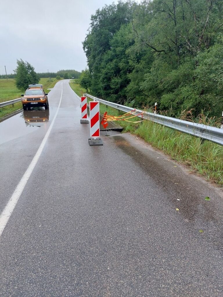 „Kelių priežiūra“: po stichinio reiškinio darbai keliuose nesustoja