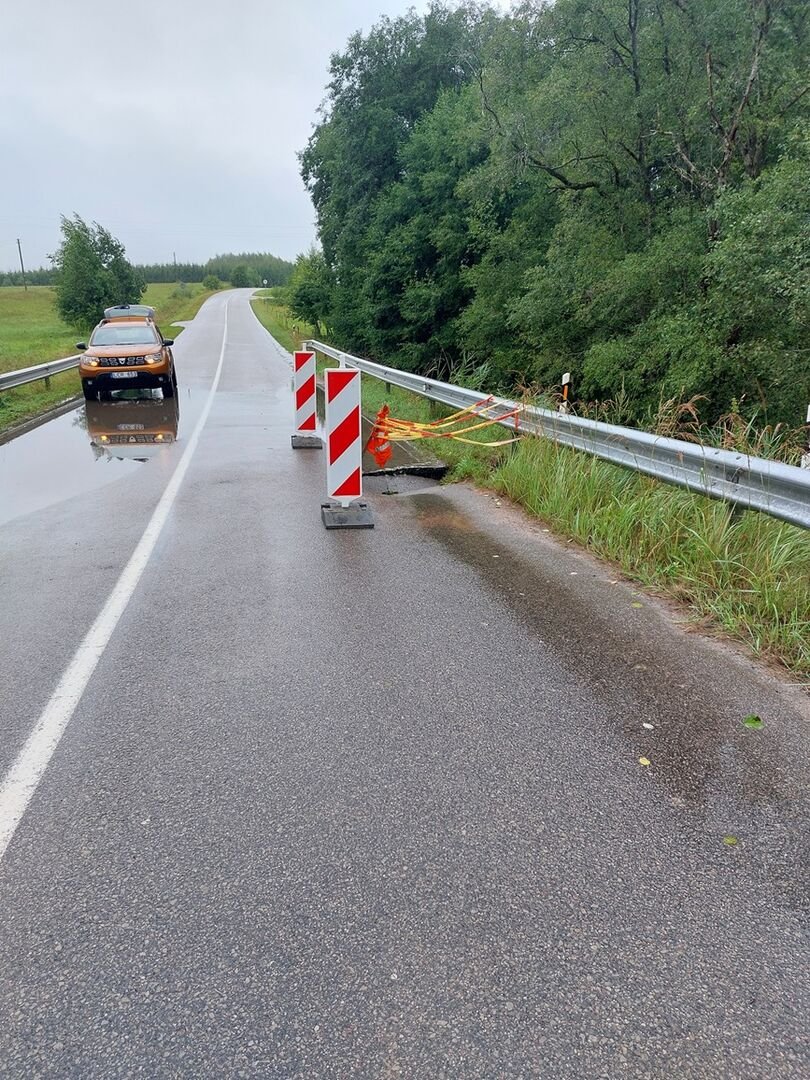 „Kelių priežiūra“: po stichinio reiškinio darbai keliuose nesustoja