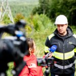 ESO tęsia audros padarinių šalinimo darbus: elektros tiekimas atkurtas beveik 100 tūkst. klientų, nors tinklo pažeidimų skaičius vis dar auga