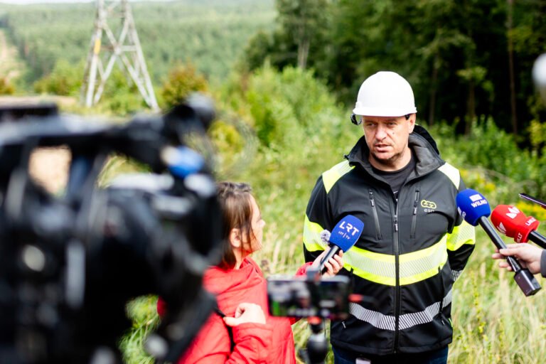 ESO tęsia audros padarinių šalinimo darbus: elektros tiekimas atkurtas beveik 100 tūkst. klientų, nors tinklo pažeidimų skaičius vis dar auga