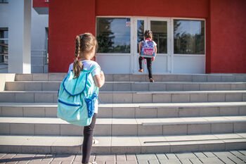 Su naujais mokslo metais grįžta ir virusai: kada dėl dažnų vaiko ligų reikėtų sunerimti?