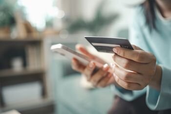 Įmonės kortelė keliauja iš rankų į rankas? Specialistai perspėja apie rizikas
