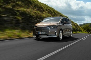 Naujasis elektrinis „Mercedes-Benz VLE“ ištrina ribą tarp limuzino ir erdvaus keleivinio automobilio.