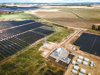 „Green Genius“ Šeduvoje į tinklą įjungė 78 MW hibridinį saulės parką