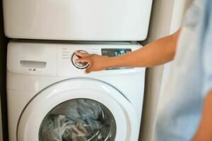 Drabužius skalbiate gerąja puse, o kvapnaus minkštiklio negailite įpilti? 5 įpročiai, dėl kurių internete vis dar verda ginčai