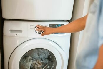 Drabužius skalbiate gerąja puse, o kvapnaus minkštiklio negailite įpilti? 5 įpročiai, dėl kurių internete vis dar verda ginčai