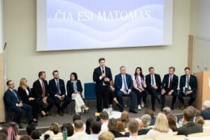 Vyriausybės vizitas Klaipėdos universitete: dėmesys Vakarų Lietuvos augimui ir jaunimo lūkesčiams