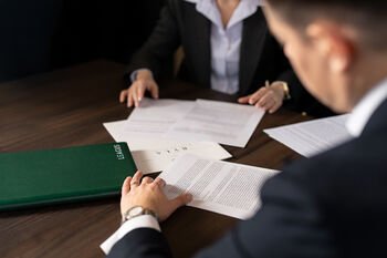 Kiek uždirba jūsų kolega? Atlyginimų slėpynių era Lietuvoje eina į pabaigą