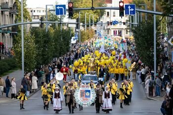 Žmonių jūra užliejo Šiaulių gatves: jubiliejinis miesto gimtadienis įsibėgėjo