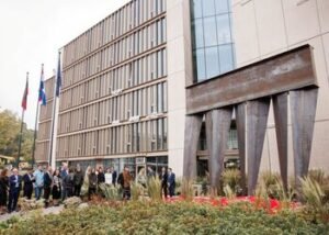 Naujas meno kūrinys istorinėje Vilniaus vietoje: prie „Jasinskio2“ verslo centro atidengta Vlado Urbanavičiaus skulptūra