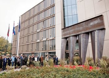 Naujas meno kūrinys istorinėje Vilniaus vietoje: prie „Jasinskio2“ verslo centro atidengta Vlado Urbanavičiaus skulptūra