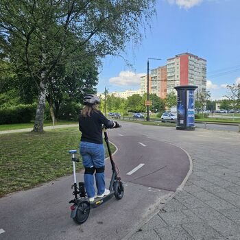 Elektriniai paspirtukai mieste: ko reikia, kad visi jaustumės saugesni?