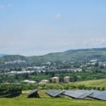 Sakartvele atidaryta 718 kW saulės elektrinė 384 dėl karo perkeltoms šeimoms
