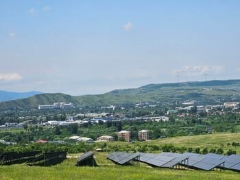 Sakartvele atidaryta 718 kW saulės elektrinė 384 dėl karo perkeltoms šeimoms