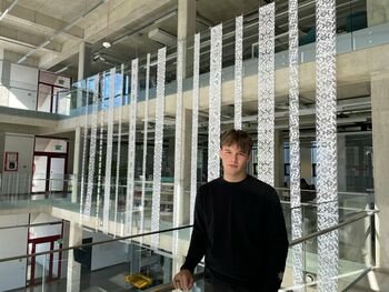 20-metis Nojus Žusinas karpiniais kuria savitą pasaulį: nuo tradicinių raštų iki mistikos ir abstrakcijų