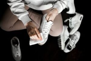 Lietingas ruduo batams negailestingas: kaip apsaugoti avalynę nuo drėgmės ir purvo?