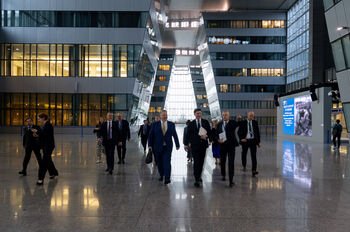 Susitikime su Marku Rutte finansų ministras pabrėžė: „Lietuva supranta savo atsakomybę už didesnį gynybos finansavimą“
