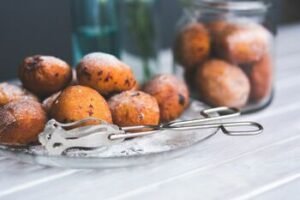 Varškės spurgos vėl grįžta į virtuvę: kaip jas iškepti purias ir minkštas?