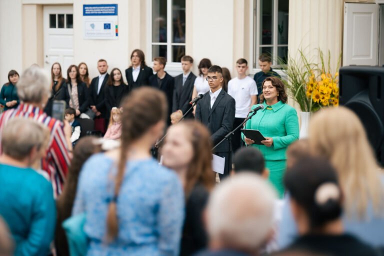 Pirmoji ponia D. Nausėdienė Semeliškėse su gimnazistais diskutavo apie mokyklos svarbą bendruomenėms