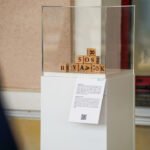 Vilniaus geležinkelio stotyje atidaryta socialinė paroda „(Ne)vaikiški dalykai“: už paprastų daiktų slypi tikros vaikų istorijos