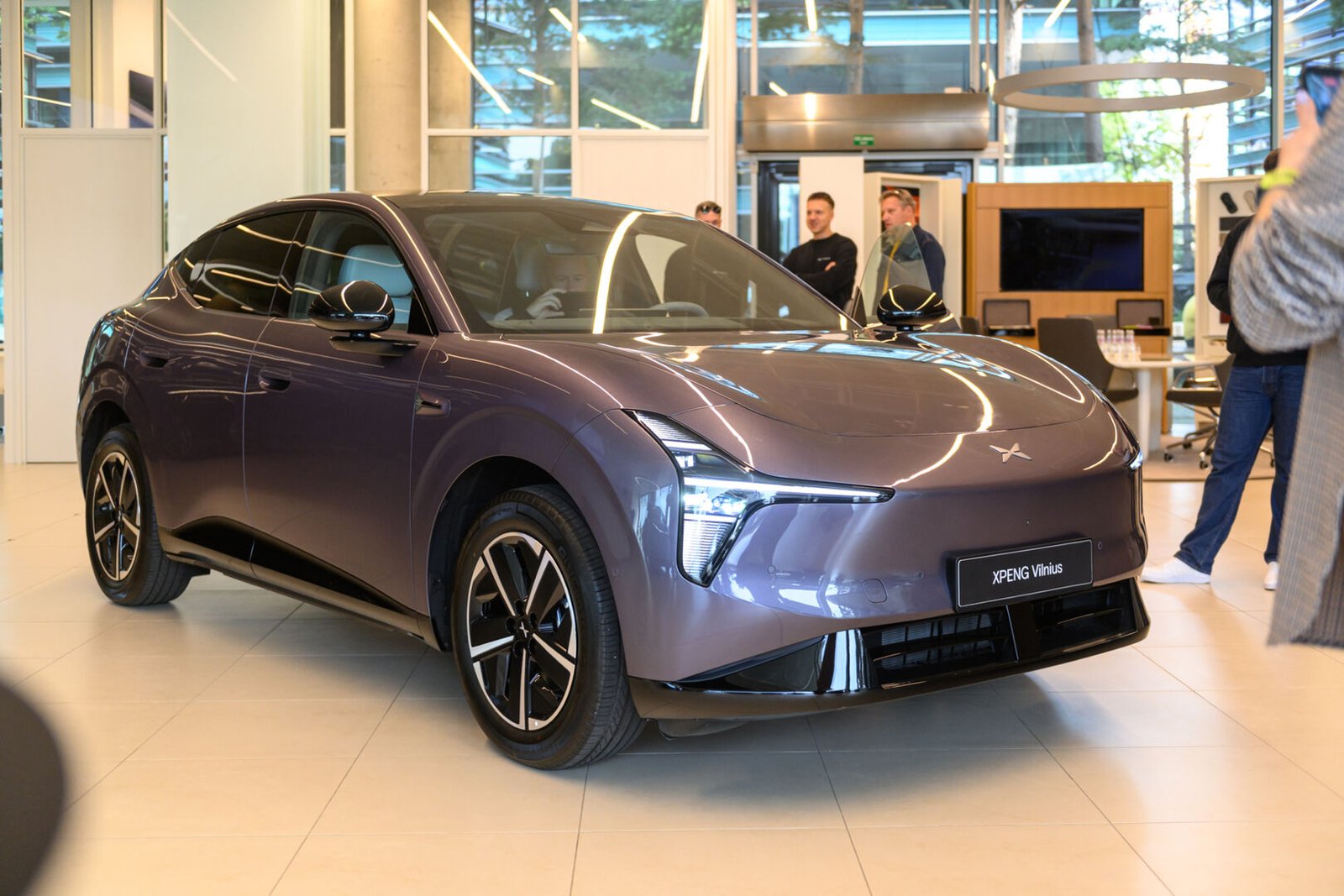 Lietuvoje pristatytas naujasis „Xpeng L03“: superautomobilių įkvėpto dizaino ir pažangiausių technologijų derinys