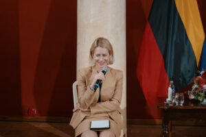 Kaja Kallas su Vilniaus universiteto studentais diskutavo apie Europos geopolitinius iššūkius
