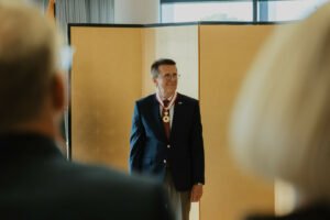 Japonija apdovanojo prof. Virginijų Šikšnį Tekančios saulės ordinu