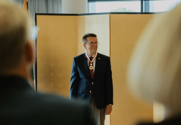 Japonija apdovanojo prof. Virginijų Šikšnį Tekančios saulės ordinu