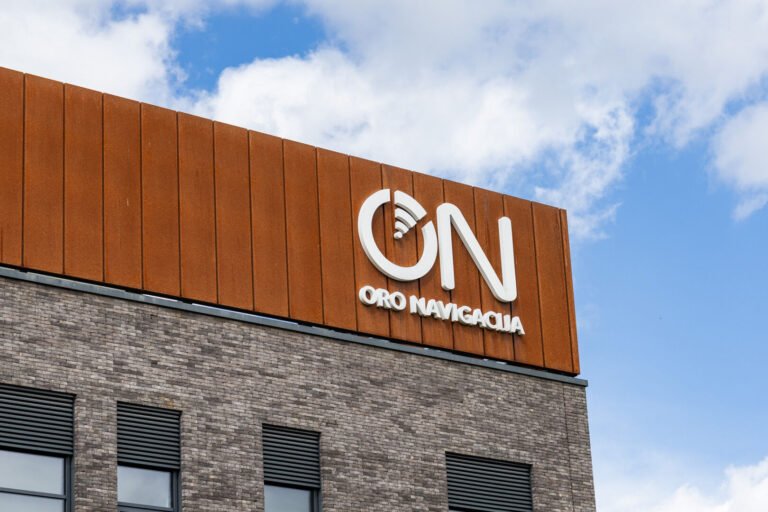 Per vasarą Lietuvos oro erdvėje aptarnauta daugiau nei 64 tūkst. skrydžių: daugėjant naudotojų, sauga išlieka prioritetu