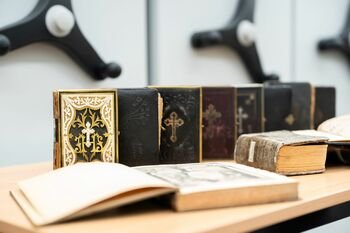 Klaipėdos universiteto bibliotekos lobiai: Nuo XVI a. knygų iki dingusiais laikytų rankraščių kopijų